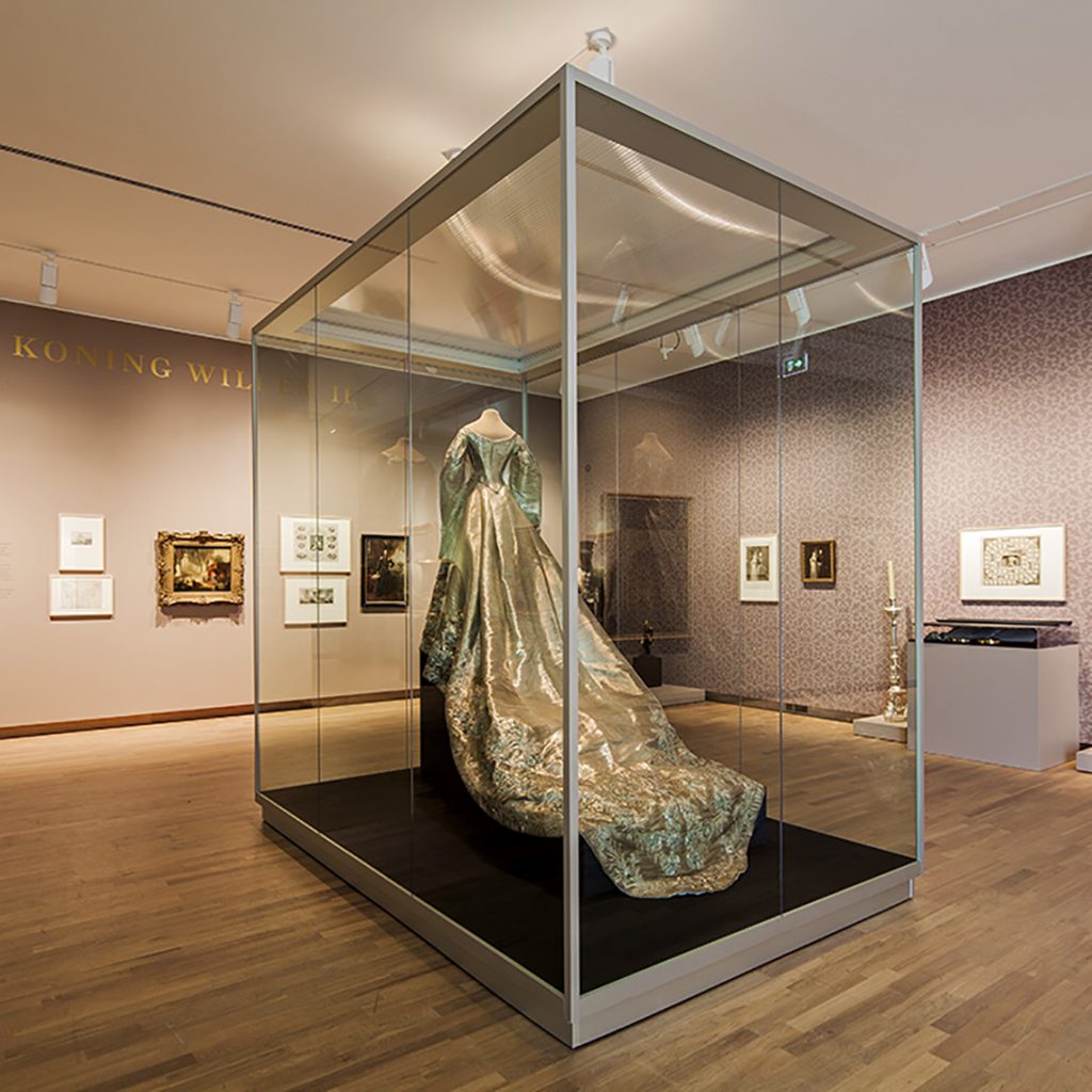 museum-galleries-exhibition-cabinets-cases-displays