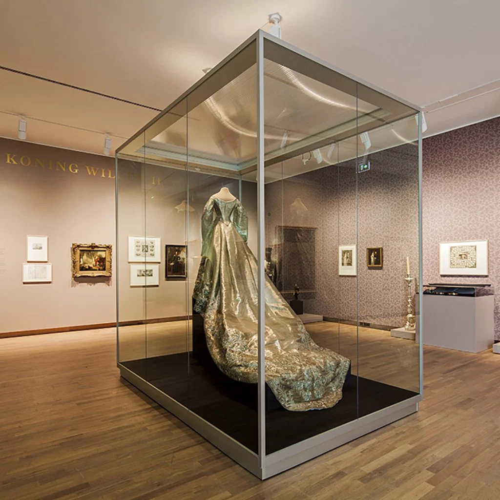 museum-galleries-exhibition-cabinets-cases-displays