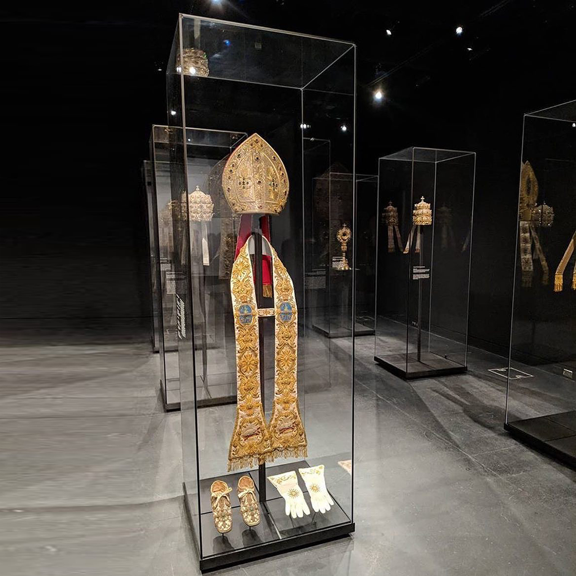 museum-galleries-exhibition-cabinets-cases-displays