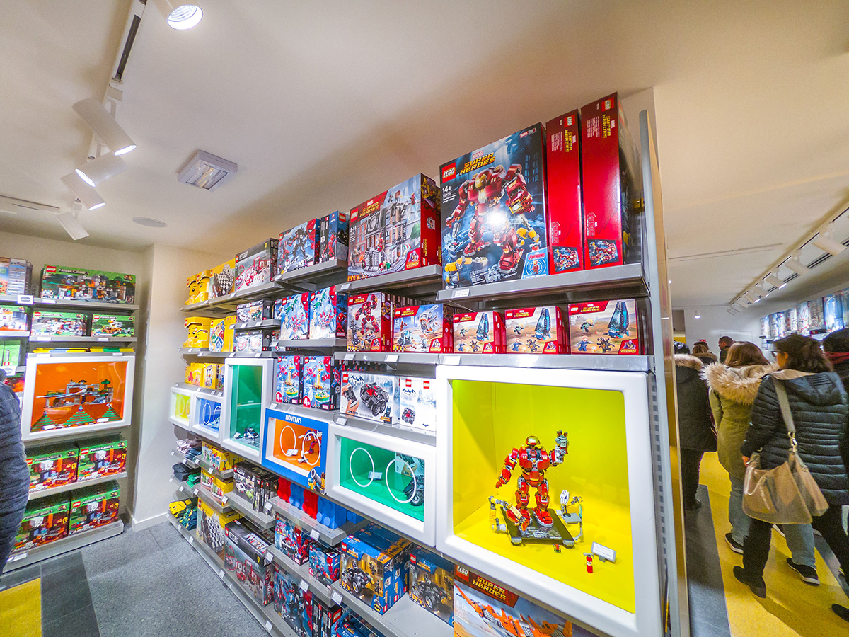 lego-retail-store-interior-display-case-compressor
